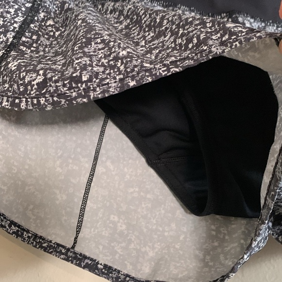 Lululemon Speed Short Daisy Dust Alpine White Black / Black Size 6 - Picture 5 of 8